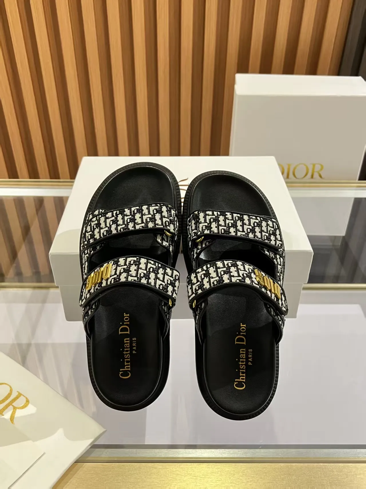 👟👟Ex-factory price 480👟👟 Dior classic popular sandals Step into the fashion territory of Dior slippers and encounter the ultimate fusion of elegance and comfort. The upper is engraved with the Christian Dior Paris logo using exquisite embroidery technology. The delicate stitching tells the brand's profound heritage and is fully recognizable.   Made of high-quality materials, it feels soft and fits your feet, as if it is a gentle care tailor-made for your feet. The sole is carefully designed and engraved with Christian Dior's lucky star symbol. It is not only a beautiful embellishment, but also provides reliable grip, making every step steady and secure.   It has a simple design and is easy to put on and take off. Whether it is a lazy weekend or a pleasant vacation, it can be easily adapted. Whether paired with casual shorts, casual jeans, or an elegant dress, Dior slippers can instantly enhance the overall style and show a casual fashion attitude.   Dior slippers, in the name of fashion, inject luxurious charm into your life and accompany you with every step you take with confidence and elegance. Material: Fine genuine cowhide upper, outsole, TPR, non-slip and wear-resistant, code number: 35-41 (42 customized)